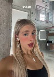 Amber Hillman's Instagram, Twitter & Facebook