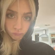 Welcome Everyone, My Name Is Heather But You Can Call Me Fauve ! I'm  Agender And Lesbian, I Use She/they.