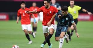 الثلاثي فوق السن في المنتخب المصري هم محمد الشناوي حارس الأهلي، و أحمد حجازي مدافع الاتحاد السعودي، ومحمود حمدي الونش مدافع الزمالك. Odnvvcvgmhi2um
