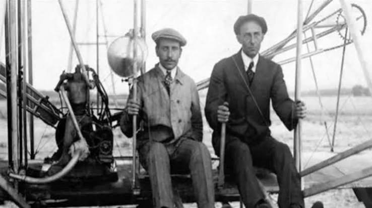 इन दो भाइयों ने इंसानों को लगाए थे 'पंख', ऐसे बनाया दुनिया का पहला प्लेन - Wright Flyer When Wright brothers inaugurated worlds first successful flights in 1903 itihas - AajTak