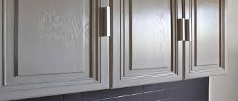 Une couche de teinte à bois peut rénover de vieux meubles en bois ou donner une belle couleur et un aspect patiné à un objet neuf. La Peinture Pour Meuble De Cuisine Qui Ne Cache Pas Le Bois