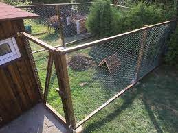 Während für drei hühner ein rund 80cm hoher hühnerstall mit einer grundfläche von einem quadratmeter und einer fensterfläche von 0,2. Huhnerstall Selber Bauen Huhnerhaus Mit Freigehege Auslauf