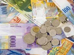 Magistraţii judecătoriei sectorului 5 au admis contestaţia la executare formulată de un împrumutat al bancpost, obligând banca să îngheţe cursul valutar la nivelul de 2,3 lei/chf. Credit Europe Bank Reduce Joi Dobanzile La Creditele In Franci ElveÅ£ieni Prin Actualizarea Libor