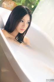 柳岩裸坐浴缸秀香肩酥胸抢镜_手机网易网