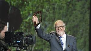 Jon (81) skulle feire enda en jul alene. Arbeidets Rett Nrk Profil Holder Foredrag Om Steder Der Ingen Skulle Tru At Nokon Kunne Bu