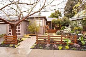 Buat bunda yang sedang mencari inspirasi model pagar kayu rumah minimalis, berikut ini pilihannya, dilansir the spruce. 9 Desain Pagar Kayu Minimalis Yang Buat Rumah Jadi Unik