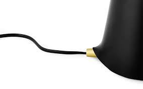 Med sit minimalistiske design giver lampen en hyggelig stemningsbelysning i et stuehjørne, ved siden af sofaen eller som læselampe på kontoret eller i soveværelset. Normann Copenhagen Table Lamp Shelter Black Varnished Steel Myareadesign Com
