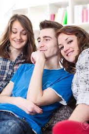 Jóvenes Hombres Guapos Con Dos Chicas Fotos, retratos, imágenes y  fotografía de archivo libres de derecho. Image 13888190