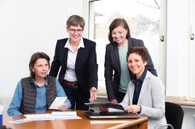 Ohne qua­li­fi­zier­te fach­leu­te ist es heu­te prak­tisch un­mög­lich, die stän­dig wach­sen­den recht­li­chen an­for­de­run­gen an das pri­va­te im­mo­bi­li­en­ei­gen­tum zu meis­tern. Ansprechpartner Haus Grund Unna E V