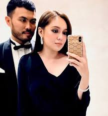 Bagaikan misteri, status perhubungan uqasha dan kamal masih belum terungkai hingga hari ini. Raysha Rizrose Nelydia Senrose Dan Suami Nak Ke Mana Tu Facebook