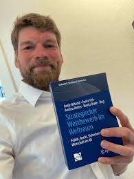 Frank Sperling's Instagram, Twitter & Facebook