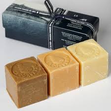 Coffret Les Cubes De Provence Compose De 3 Cubes De 100g De Savons Olive Miel Et Basilic Made In Marseille Par La Savo Savon Saponification A Froid Savonnerie