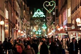 La fenêtre de la chambre donne sur la rue est dans la chambre il y a beaucoup de soleil. Illuminations De Noel Office De Tourisme