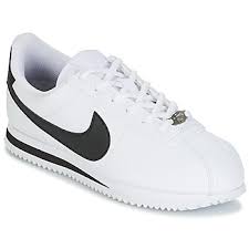 The sneakers are lightweight and have a wide heel. Chaussures Baskets Basses Nike Cortez Livraison Gratuite Spartoo