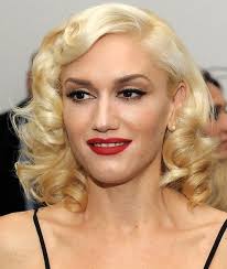 Gwen stefani is wearing a very sleek updo hairstyle that features eyebrow length bangs curled under. 28 Gwen Stefani Hairstyles Gwen Stefani Hair Pictures Pretty Designs Short Hair Styles Hair Styles Short Curly Haircuts
