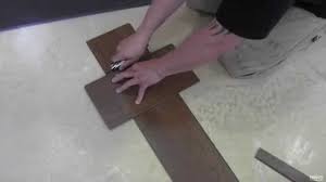 Der berater sagt dass es pvc böden gibt die mann einfach auf fliesen legen kann ohne später den ärger mit den fugen zu haben. Verlegung Von Klick Pvc Vinyl Auf Fliesen Youtube