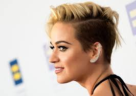 Il video mostra top 20 modelli di capelli corti rasati ai lati donne 2019.vuoi vedere tagli corti rasati 2019? Capelli Rasati A Chi Stanno Bene E Le Acconciature Di Tendenza Per Il 2019