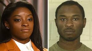 Simone biles (24) gilt schon lange als eine der besten turnerinnen der geschichte. Bruder Von Olympia Star Simone Biles Wegen Mordes Angeklagt Promiflash De