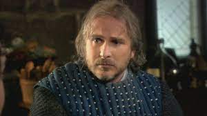 Perceval se promène, sa mamie l'a envoyé valser. Episode Le Tourment Ii S02e94 Kaamelott Saison 2