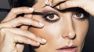 Si estás dando tus primeros pasos en el mundo del maquillaje, no te puede faltar un buen tutorial para aprender cómo aplicar sombra de ojos. La Sombra De Ojos Mas Bonita Y Facil De Aplicar Para Rubias Y Morenas Telva Com