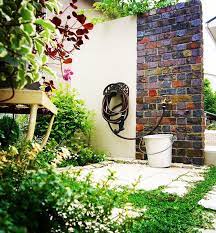 暑くなる前に お庭 に水を ザシーズン ガーデン レンガ 壁 エピソードブリック ケンジントンハードレッド フィカスプミラ ヒメイワダレソウ ブリキのバケツ 緑のある暮らし photo garden gardendesi instagram instagram posts exterior