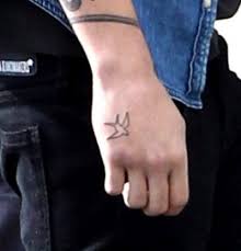 Simple Bird Tattoo On Hand Zayn Malik S Bird Hand Tattoo Popstartats Hand Tattoos Zayn Malik Tattoos Bird Hand Tattoo