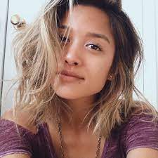 Carissa Alvarado A Filipino American In The Folk Pop Duo Us The Duo Along With Her Husband Michael Alvarado Filipino Hair Hair Styles Long Hair Styles