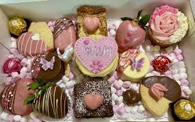 Each treat box comes with 4 assorted macarons, 2 printed floral macarons, 1 chocolate chip cookie dough cup and 2 cookie sandwiches. Large Mother S Day Treat Box Lay And Leave Buffets