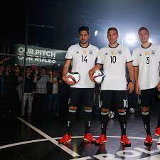 Juli 2016 in frankreich statt. Dfb Trikot Fur Die Em 2016 So Sieht Das Neue Trikot Aus Der Spiegel