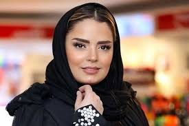 شب یلدا ۱۴۰۴: استایل سپیده خداوردی در کنار سفره یلدا