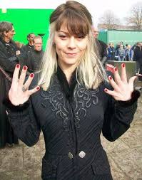 Actrița britanică helen mccrory, cunoscută pentru rolurile sale din seria peaky blinders și harry potter, a încetat din viață la doar 52 de ani. Harry Potter Facts Stuff On Twitter Narcissa Malfoy Helen Mccrory Behind The Scenes Happybirthdayhelenmccrory