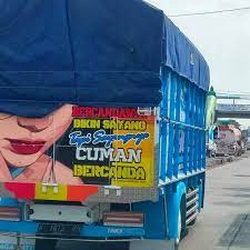 Truk tersebut membawa muatan penuh yang ditutupi oleh terpal berwarna hitam. Belakang Truk Posts Facebook