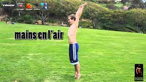 Un singe vole une caméra et fait un selfie ! Comment Faire Un Salto