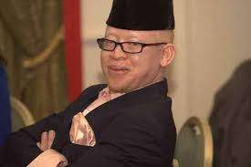 Kenya'da albinizm olan ilk parlamento üyesi (mp). Nominated Mp Isaac Mwaura Ditches Odm Ahead Of 2017 Poll The Standard