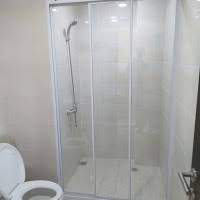 Perlu anda ketahui bahwa kaca tempered dibuat dari kaca float berkualitas tinggi dengan melalui pemanasan thermal dimana kaca tersebut dipanaskan sampai pada titik lunak kemudian didinginkan dengan cepat. Jual Kaca Kamar Mandi Shower Murah Harga Terbaru 2021