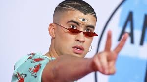 El artista puertorriqueño de trap, bad bunny, durante una entrega de premios. Seguidores Del Artista Puertorriqueno Bad Bunny Piden Que El Cantante Reciba El Premio Nobel De Literatura 12 Y 2 Con Sergio Carlo Y Karina Larrauri Por La 91 3 Fm