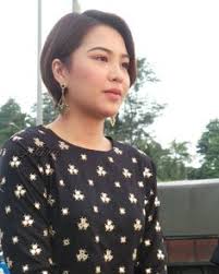 Salah satu yang bisa menjadi pilihan adalah model rambut pendek sebahu. 22 Jannanick Ideas In 2021 Nick Janna Nick Artis Malaysia