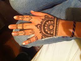 Use any clean, dull scraping tool: Henna Tattoo Selber Machen So Geht S Focus De