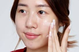 出門沒化底妝，感覺像是裸體！」每季花上萬買粉底，當紅YOUTUBER鄭雅勻，大熱天仍不脫妝技巧揭露。