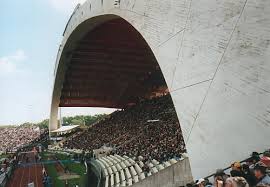 Má atletický ovál, čímž je znevýhodněn, protože fandění fanoušků není slyšet po celém stadionu. Dacia Arena Stadion In Udine