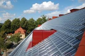 Die Solarziegel Von Tesla Sind Auf Dem Markt Sie Kosten Weniger Als Ein Normales Dach Und Haben Eine Unbegrenzte Garantie Dachsysteme Dachziegel Solaranlage