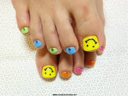 5) uñas de los pies con un diseño diferente de color amarillo con personajes de dibujos animados y animales. 88 Unas Decoradas Para Ninas Con Disenos Divertidos