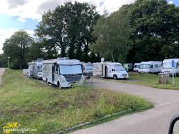 Er bietet eine große variation an produkte sowie brot, fisch und fleisch, blumen und pflanzen, aber auch niedliche stühle und tische. Wohnmobilstellplatz Emmen Drenthe Niederlande