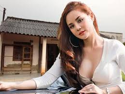Vy oanh là một nữ ca sĩ, nhạc sĩ kiêm diễn viên. NgÆ°á»i Ä'áº¹p Phan Thiáº¿t á»Ÿ Biá»‡t Thá»± 40 Tá»· NhÆ°ng Nha Táº¡i Que Láº¡i Tháº¿ Nay