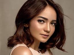 Hesti purwadinata dan enzy storia merupakan dua aktris sekaligus pembawa acara kebanggaan indonesia. Pernah Jadi Kenek Angkot Ini 7 Fakta Unik Enzy Storia Woop Id