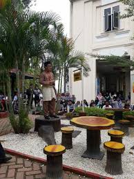 Ya, selain menyukseskan program wajib belajar 12 tahun, pidato pendidikan juga dapat menyampaikan tentang hal lain yang tentu saja masih berhubungan dengan dunia pendidikan, seperti pentingnya belajar. Gambar Speaker S Corner Yang Cantik Pendidik2u