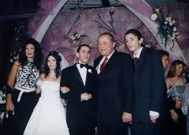 تلقى الفنان المصري أحمد حلمي، وزوجته الفنانة المصرية منى زكي، مفاجأة فوق الخيال، اليوم الجمعة، الأمر الذي جعله يشاركها مع جمهورها ومتابعيه. ØµÙˆØ± Ø£Ø´Ù‡Ø± Ø«Ù†Ø§Ø¦Ù‰ ÙÙ‰ Ø§Ù„ÙˆØ³Ø· Ø§Ù„ÙÙ†Ù‰ Ø£Ø­Ù…Ø¯ Ø­Ù„Ù…Ù‰ Ùˆ Ù…Ù†Ù‰ Ø²ÙƒÙ‰ ÙÙŠ ÙŠÙˆÙ… Ø²ÙØ§ÙÙ‡Ù…Ø§ Ø¹Ø§Ù… 2002 Ø§Ù„ÙŠÙˆÙ… Ø§Ù„Ø³Ø§Ø¨Ø¹