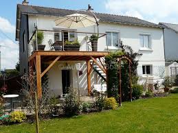 Terrasse Bois Suspendue Sur Pilotis Et Balcons Bois A Angers Artisan Construc Angers Holzbalkon Wohnung Balkon Garten Holzverkleidung Haus