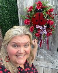 Did you know? All you need are 2 of my Lavender Bushes to create this  stunning wreath that works beautifully for spring or everyday décor! 💐 🛒  FInd all the details here: