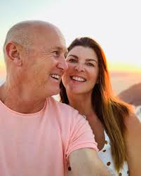 30 years ago, we never could've imagined this. (Here's a December story  I'll always remember) 𝘐𝘵'𝘴 𝘯𝘰𝘵𝘩𝘪𝘯𝘨 𝘴𝘩𝘰𝘳𝘵 𝘰𝘧 𝘢  𝘊𝘩𝘳𝘪𝘴𝘵𝘮𝘢𝘴 𝘮𝘪𝘳𝘢𝘤𝘭𝘦. Hamish and I used to work…